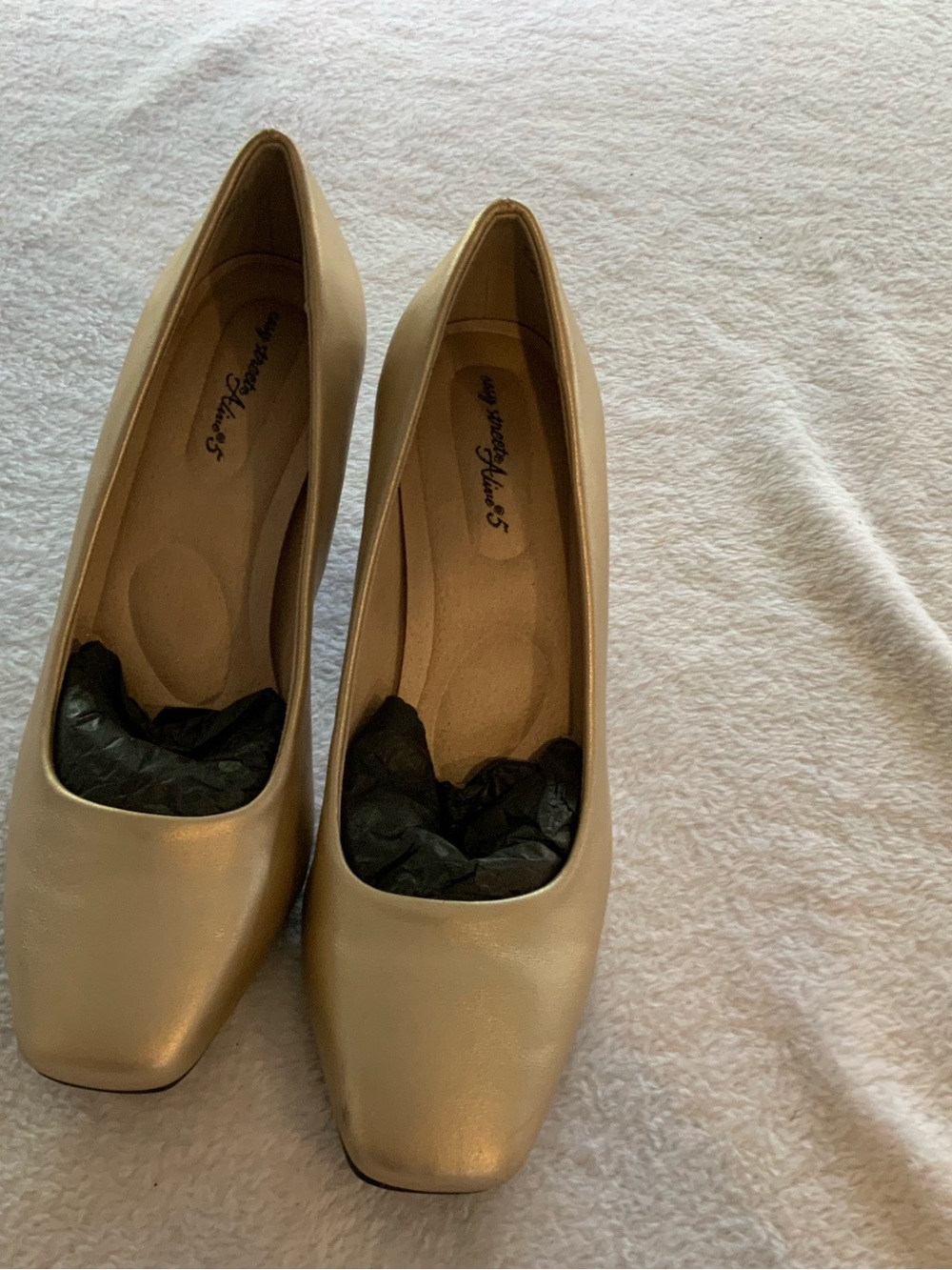 Easy street Square-Toe Women's Pumps in gold new no box size 5.5. SKU 3108